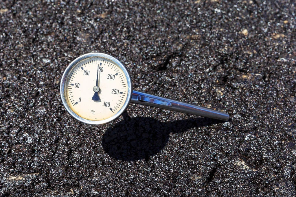stock-photo-asphalt-concrete-thermometer-hot-aspahlt